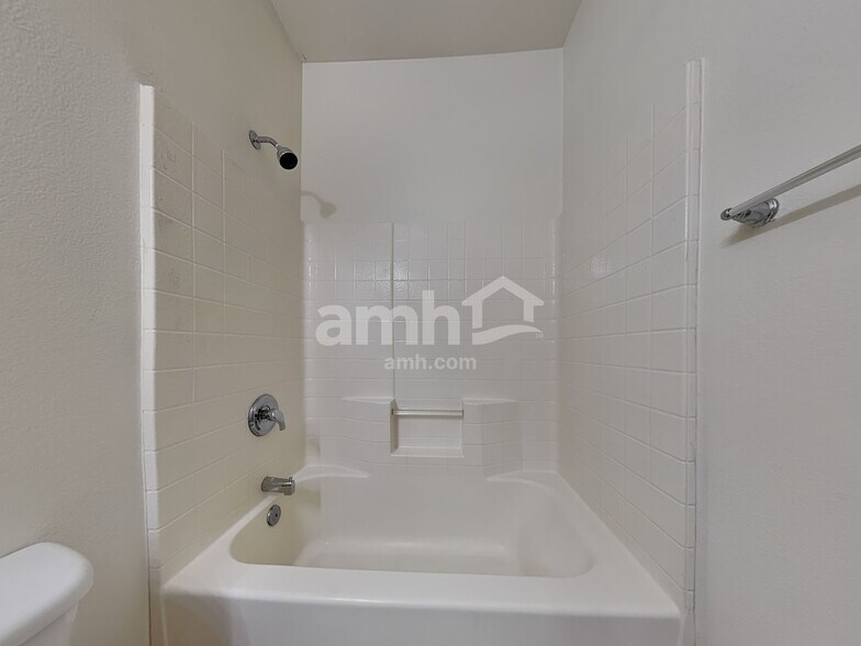 Building Photo - 2852 E Devon Ct