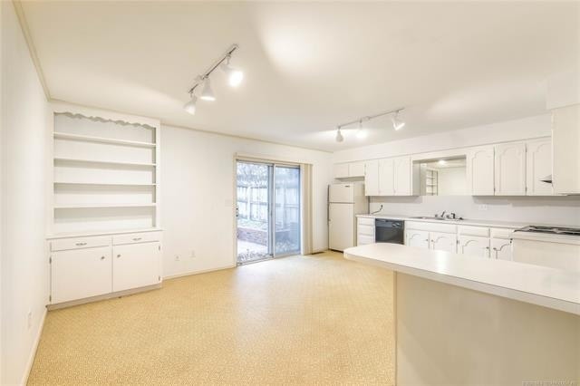 Building Photo - 2531 E Skelly Dr