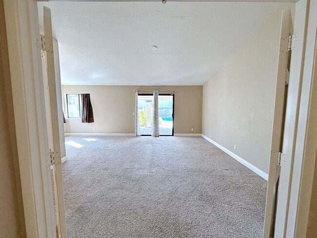 Building Photo - Green Valley Luxury Single Story: Pool, Putting Green, 4 Bedrooms, SOLAR!