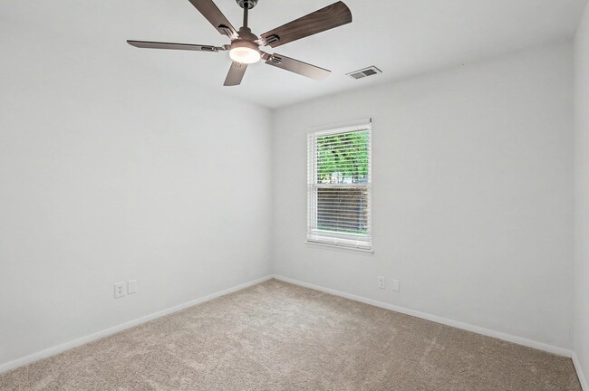 Building Photo - 104 Tweed Ct