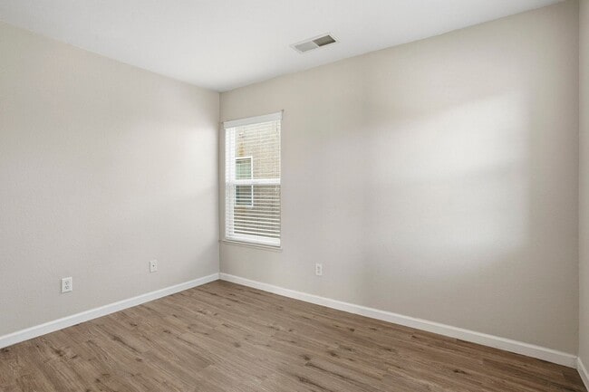 Building Photo - SPACIOUS & CLEAN 2 STORY, 4 BEDROOM, 2.5 BATH IN NATOMAS