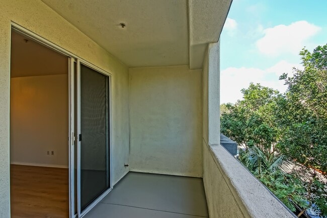 Building Photo - Bright & Airy, Recently Updated 3rd Floor Apartment in the Catalina Building Across from Central ...