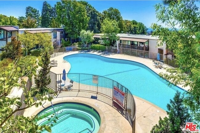 Building Photo - 394 Miraleste Dr