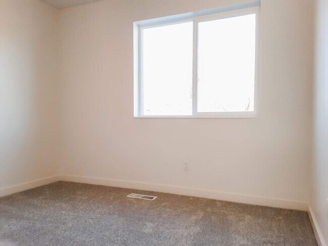 Building Photo - NEW 2 BED / 1.5 BATH TOWNHOME