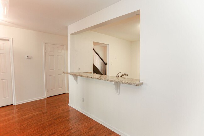 Building Photo - "Charming Kempsville Lake Townhome – Great Amenities & Location!"