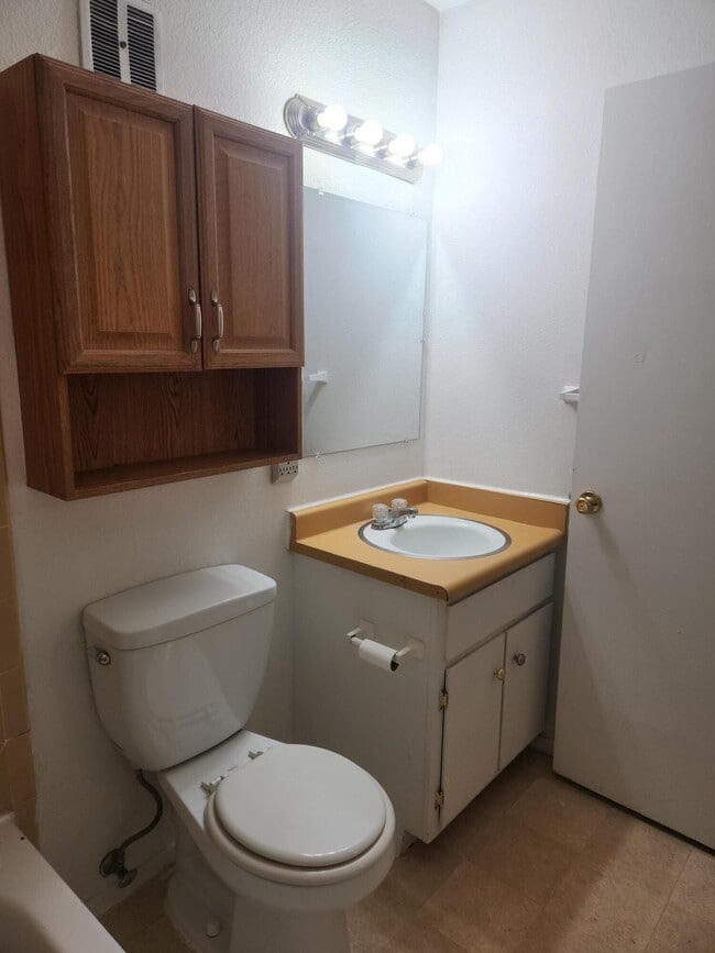 Building Photo - 1212 Chelwood Park Blvd NE