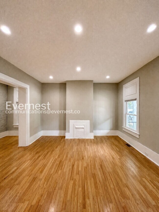Building Photo - 3 Bed, 2.5 Bath Home with Fenced Yard / Pet-Friendly / Available Now!