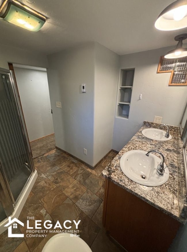 Building Photo - Eastside Home