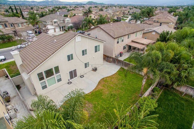 Building Photo - Stunning 4 Bed/2.5 Bath Home In Corona With Great Curb Appeal!