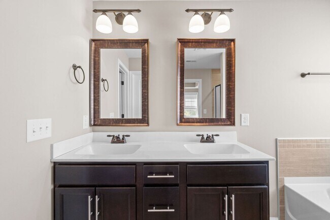 Building Photo - Pet Friendly Four Bedroom!