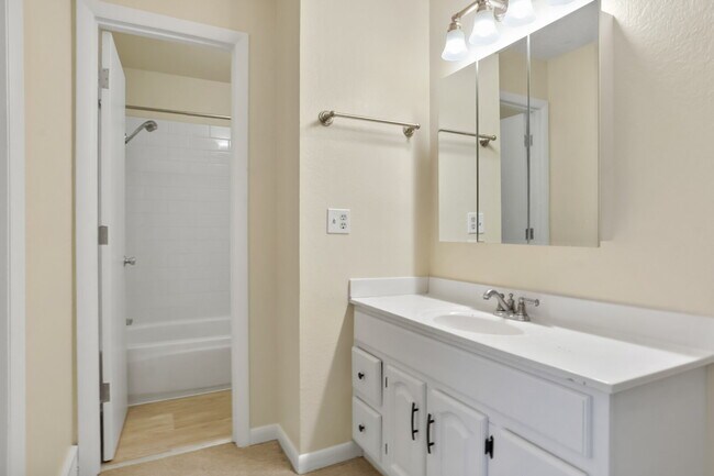 Building Photo - 2-Bed Townhome with Patio - Community Pool