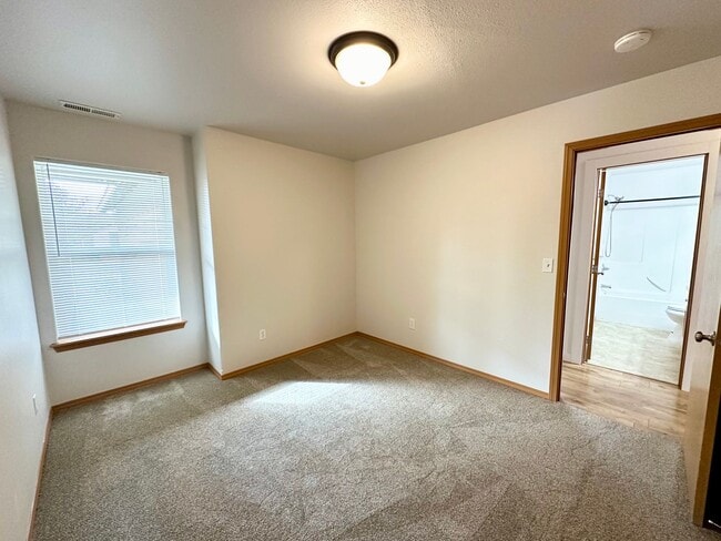 Building Photo - Charming 3 Bedroom Home