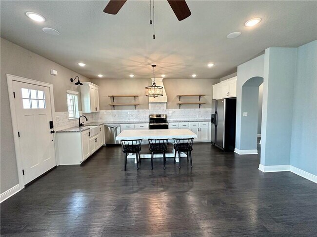 Building Photo - "Charming Fayetteville Home: 3 Bed, 3 Bath, 1709 Sq Ft with Granite & Hardwood Elegance!"