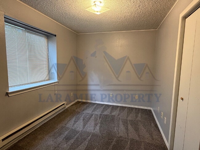 Building Photo - 3 Bedroom 2 Bathroom Apartment