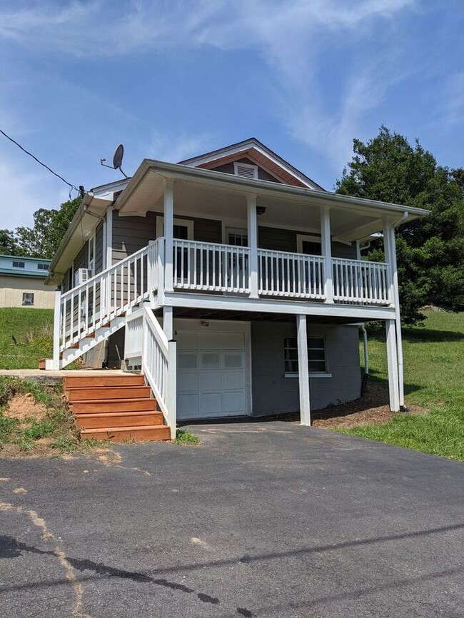 Building Photo - Swannanoa Cottage