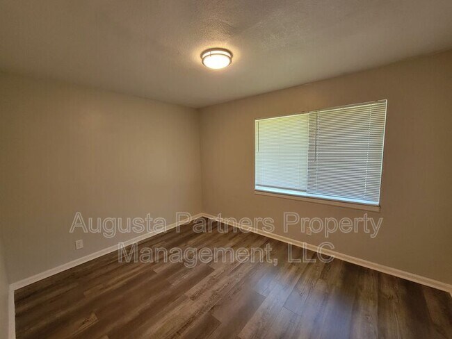 Building Photo - 112 3rd St