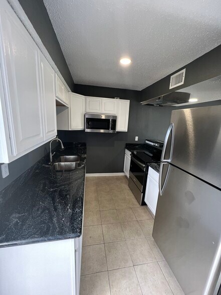 Primary Photo - 520 Revere Dr