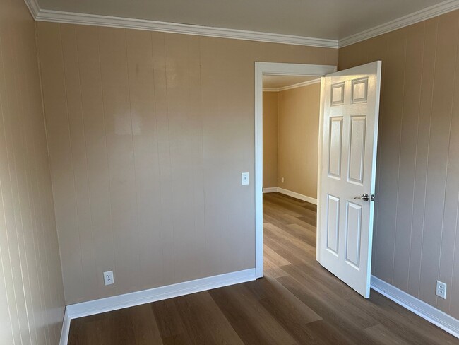 Building Photo - Updated one bedroom duplex in Springfield!