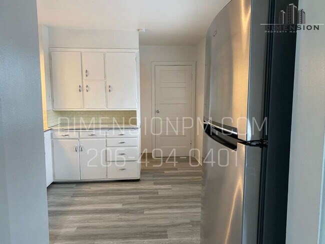 Building Photo - Spacious Two-Bedroom Apartment in the Hear...