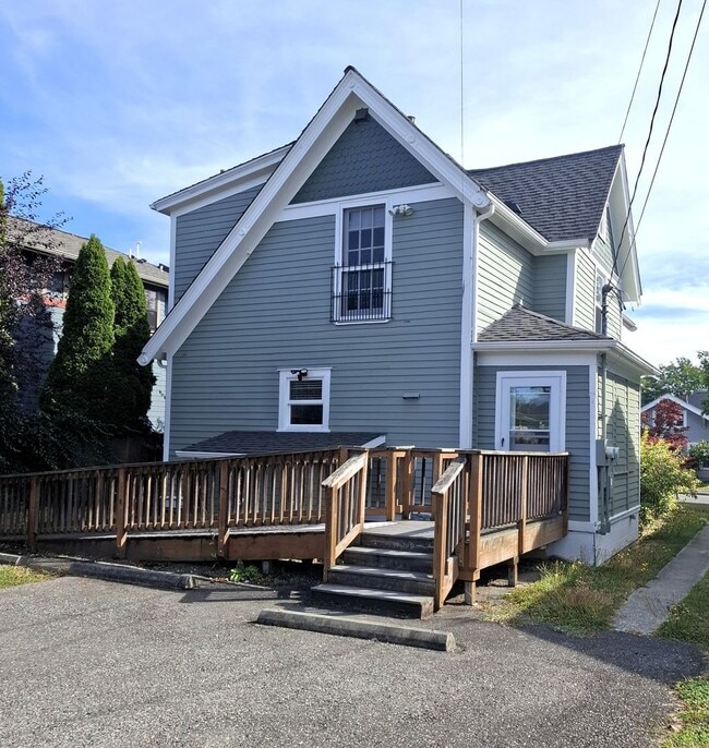 Building Photo - 2321 Elm St