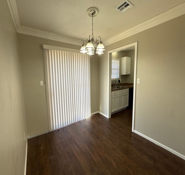 Building Photo - Start the year off in this charming 3 bed, 2 bath Broken Arrow home!