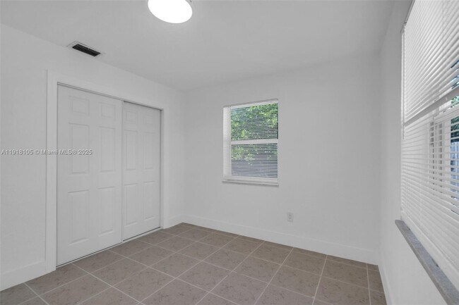 Building Photo - 124 SE 2nd Terrace