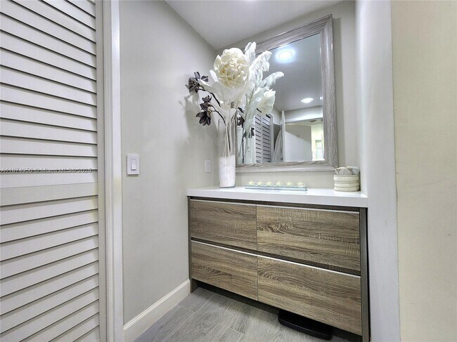 Building Photo - 3505 S Ocean Dr