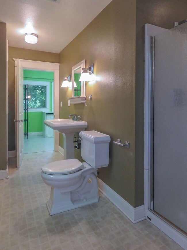 Building Photo - *** 4 Bedroom Sellwood Home ***