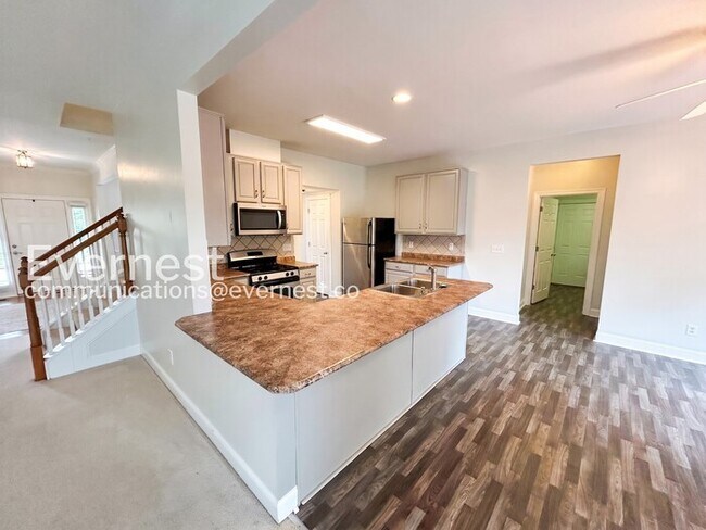 Building Photo - 4-Bed/2.5-Bath/ Home with Attached Garage and Large Yard/Available Now!