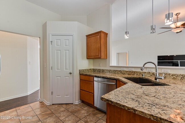 Building Photo - 220 Rockcrest Way