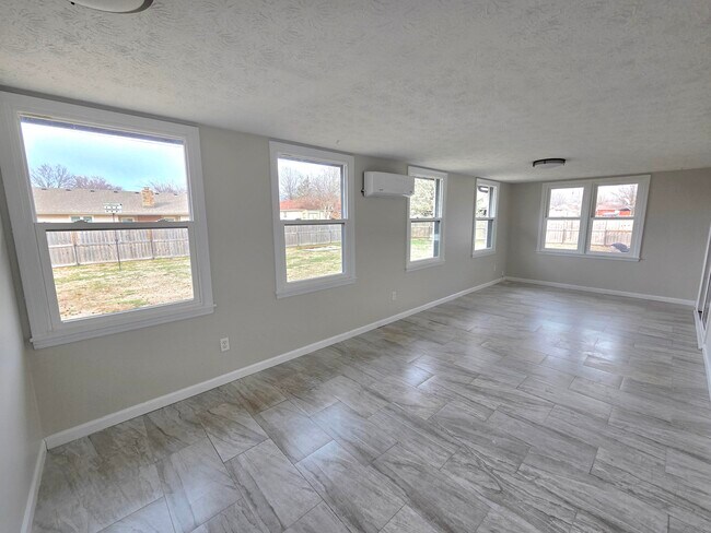 Building Photo - 213 W Aven Ave