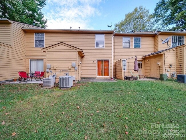 Building Photo - 4044 Briarhill Dr