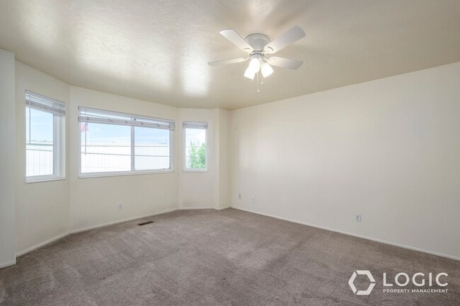 Building Photo - End Unit Townhome!