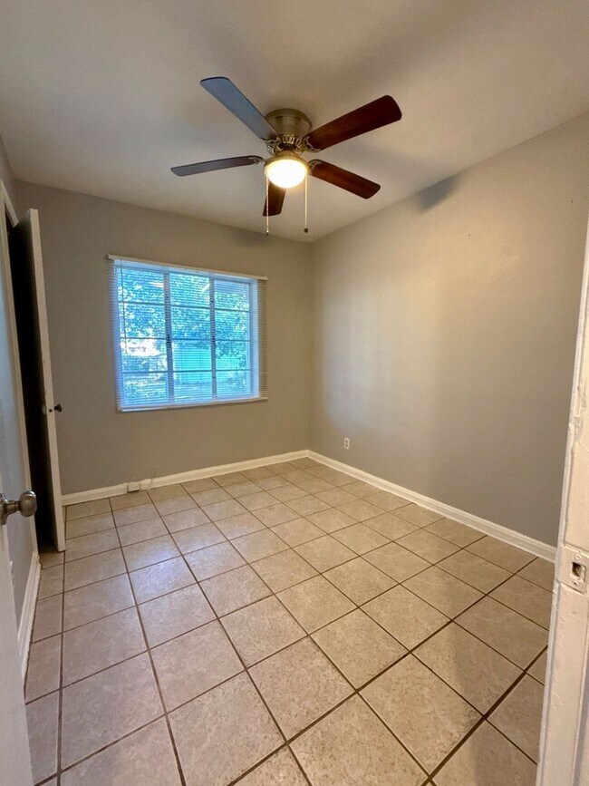 Building Photo - Special Home 1 Block from River! For Rent at an Affordable Price.