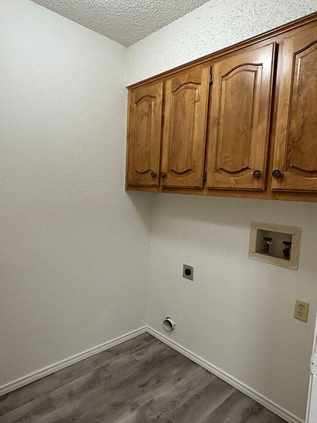 Building Photo - Beautiful Duplex in Esmond Estates