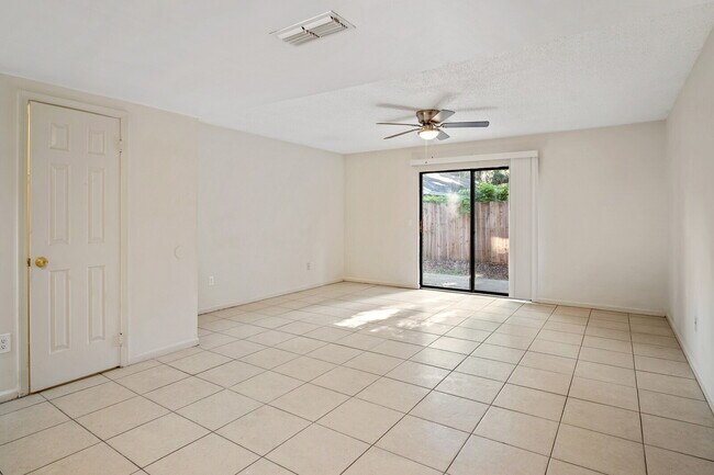 Building Photo - Spring Park 2 Bedroom / 2.5 Bathroom Townhouse For Rent