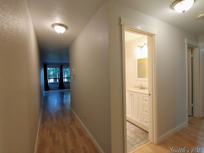 Building Photo - 2 Bedroom 2 Bathroom Ground Floor Condo- w...