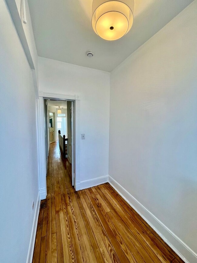 Building Photo - H Street Corridor|3 bd 1 bth Row House|High Ceilings, Bright, 1800sqft