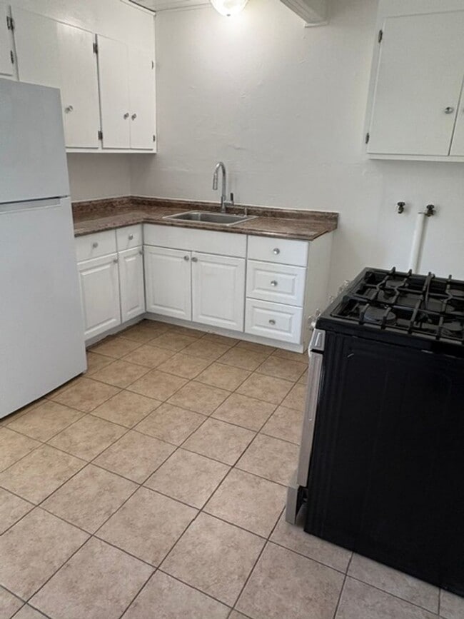 Building Photo - Available 3bd 1 bath