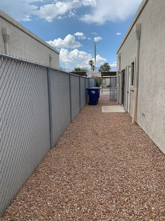 Building Photo - 9110 E Esperanza Dr