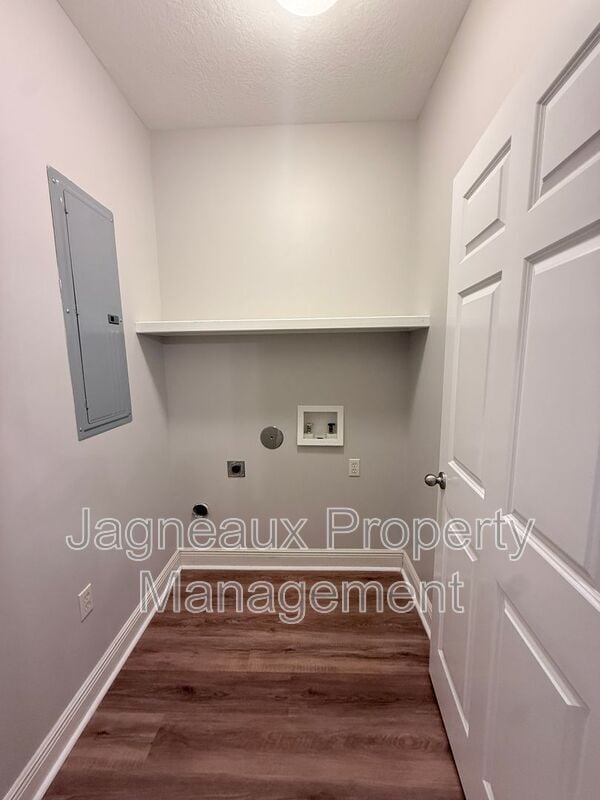 Building Photo - 2137 La Cache Dr