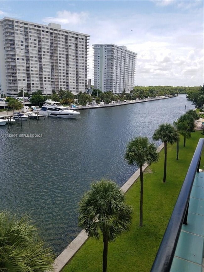 Building Photo - 220 Kings Point Dr