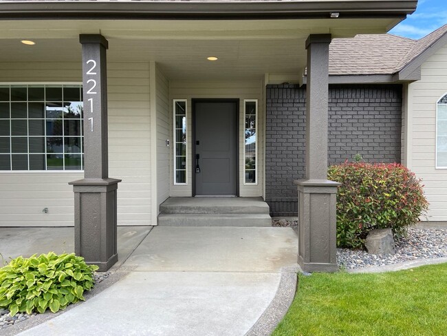 Building Photo - 2211 Morency Dr