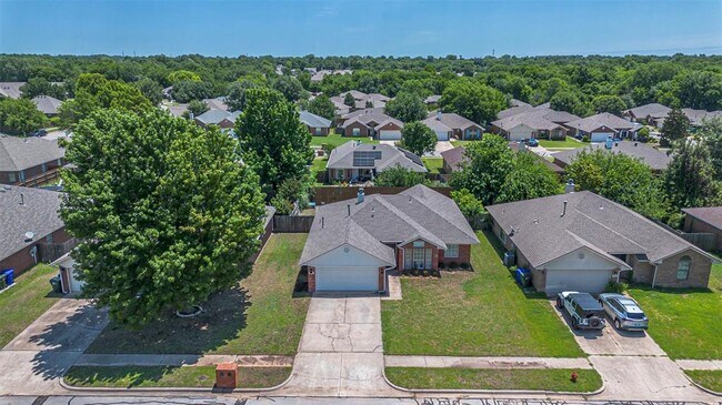 Building Photo - 1713 Sumac Dr