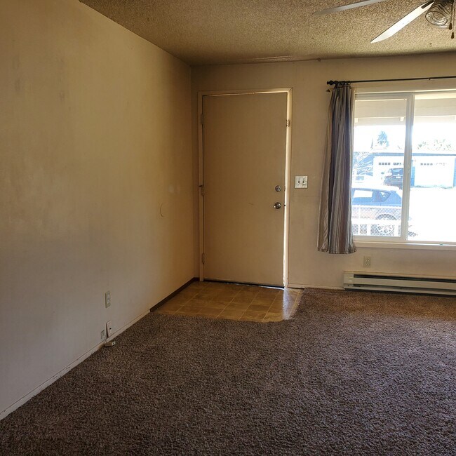 Building Photo - 206 E H St