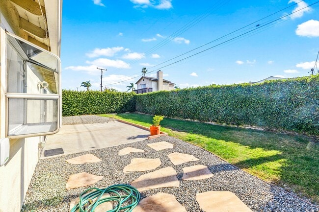 Building Photo - Charming 3-Bedroom, 2-Bathroom Home in Prime North Huntington Beach Location