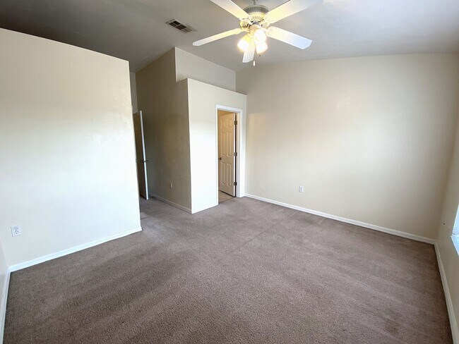 Building Photo - Kensington North #1608 - Pet Friendly!