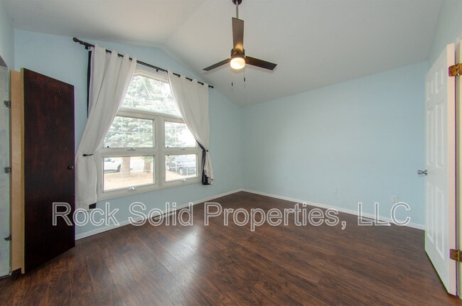 Building Photo - 5027 Green River St