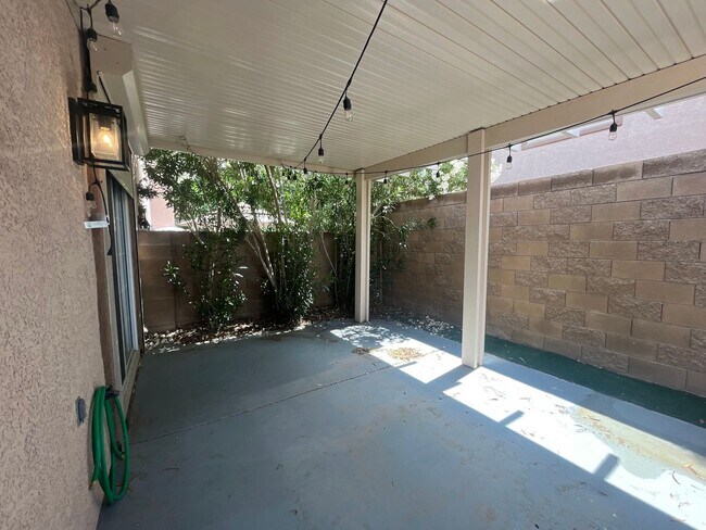 Building Photo - Charming Oversized 2 Bed, 2 Bath Townhouse...