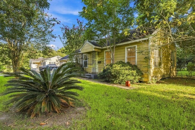 Building Photo - 1914 Oaklawn Dr
